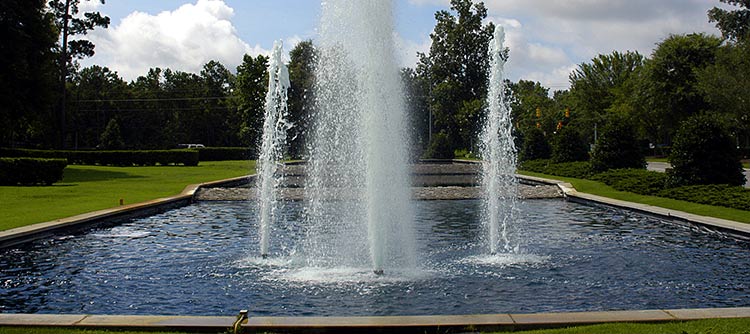 picture of a fountain in Mount Pleasant's Park West neighborhood